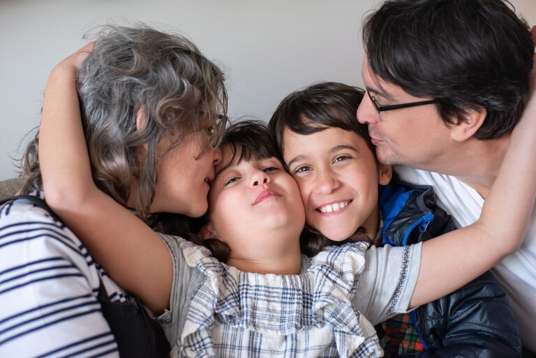 Cómo mantener cerca a hijos y nietos a distancia